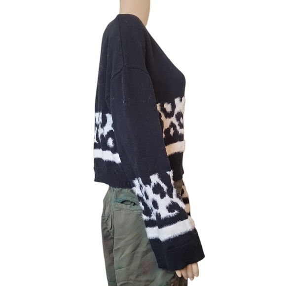 EXPRESS Black White Cheetah Print Cropped Sweater Women Size M - Picture 4 of 4